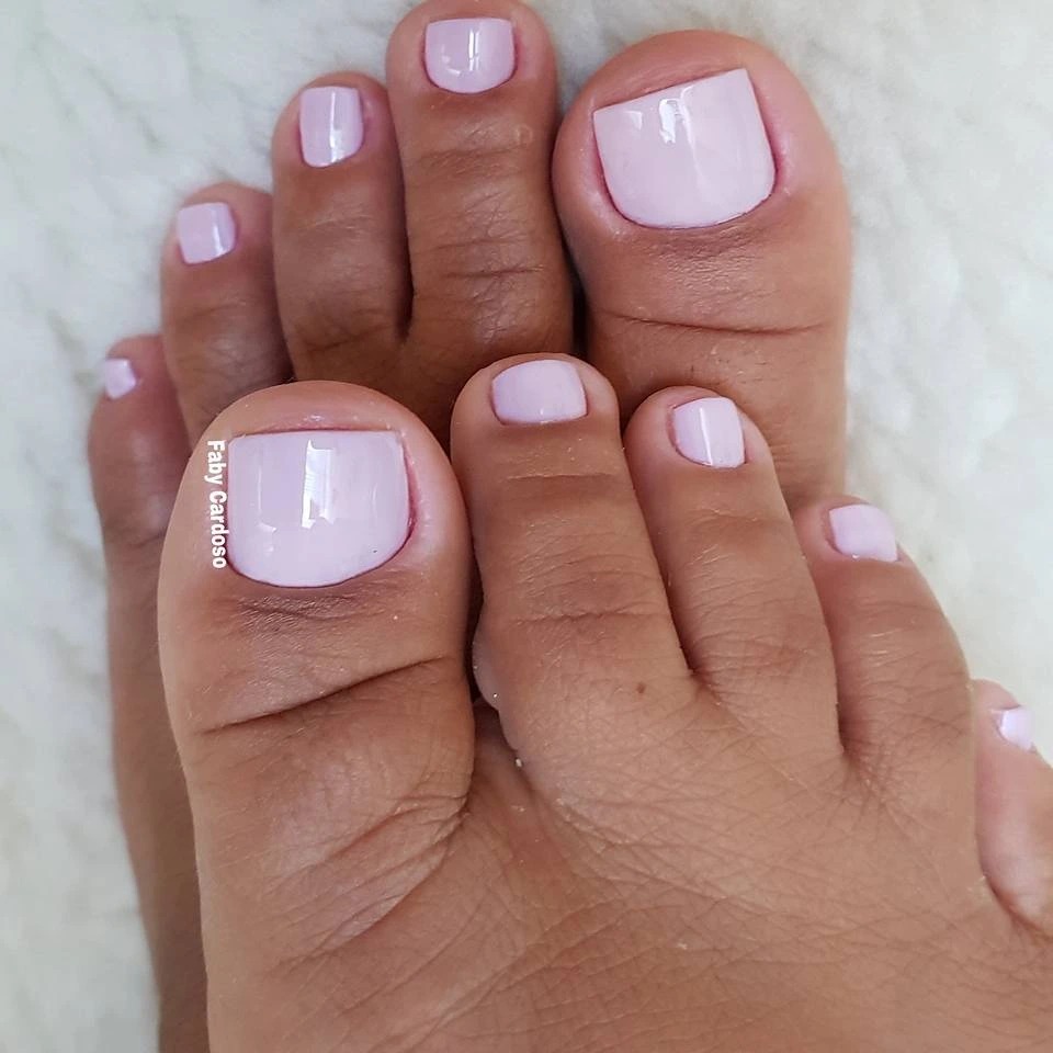 Pés com unhas feitas em amostra do curso de cutilagem para manicures com Faby Cardoso.