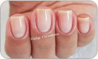 Mãos mostrando as unhas.