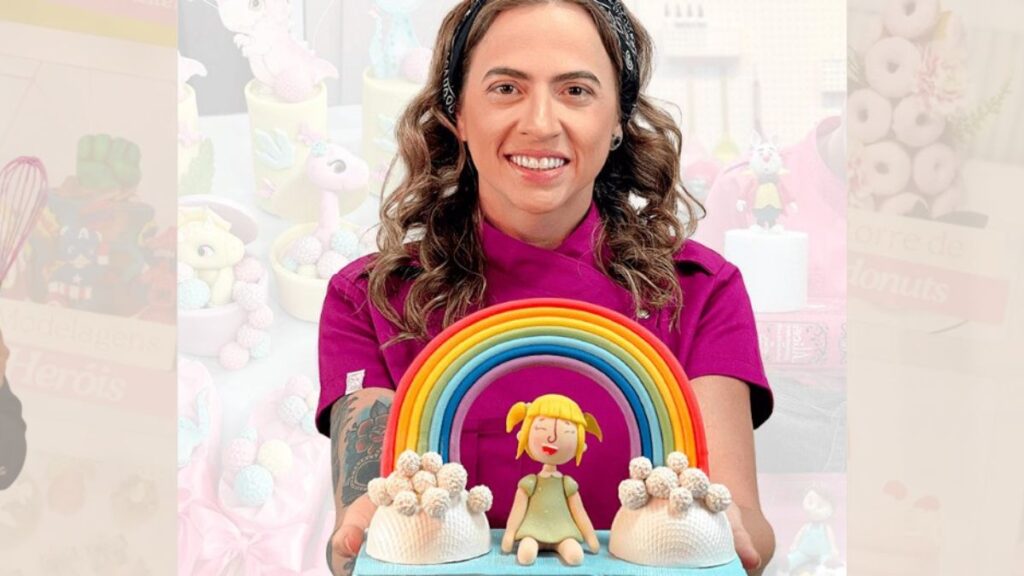 Imagem de Daniane Fernanades segurando um bolo.